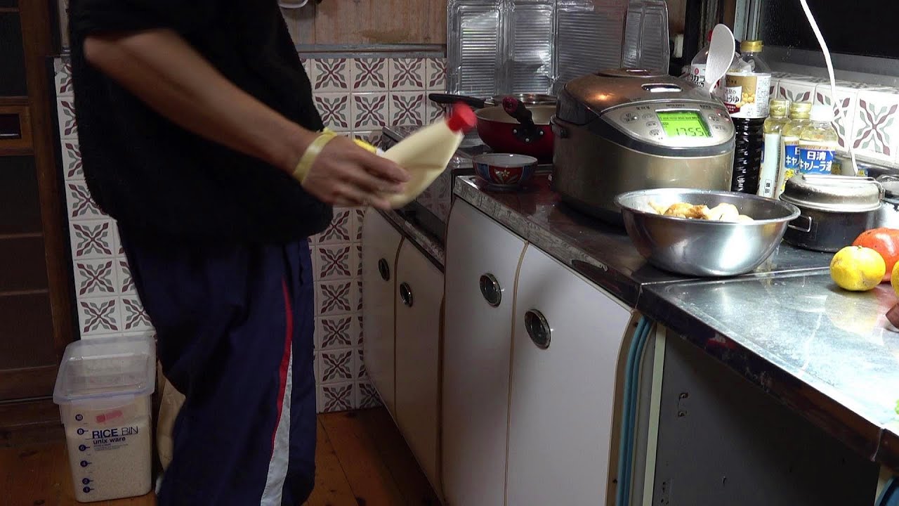 I cook strange (and fun) dishes every day in an old house deep in