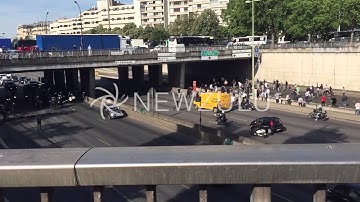 Paris Taxi drivers block ring road | Newzulu Video of the Day