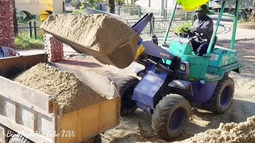 Máy xúc lật múc cát lên công nông