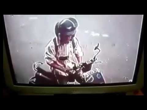 買檳榔時想趁機輕薄 機車立馬倒下 