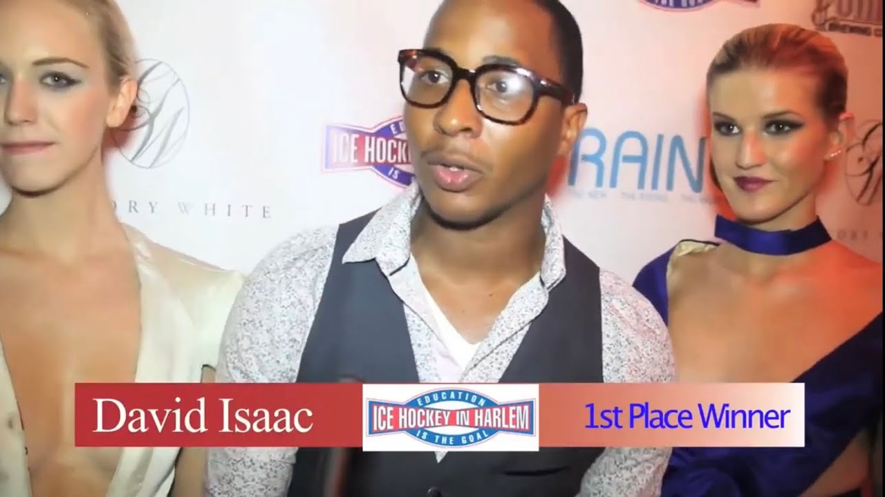 Конкурс мод для хоккеистов в Гарлеме. Я заняла первое место.