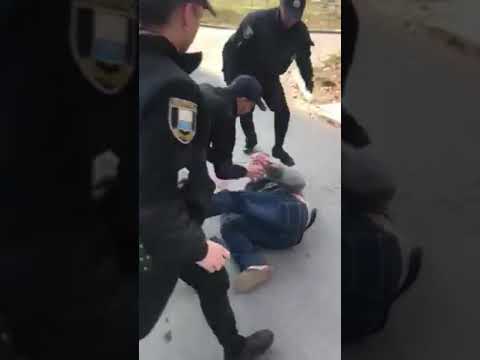 Пьяный мужчина сломал ногу,  когда «скрутили» полицейские (содержит нецензурную лексику)