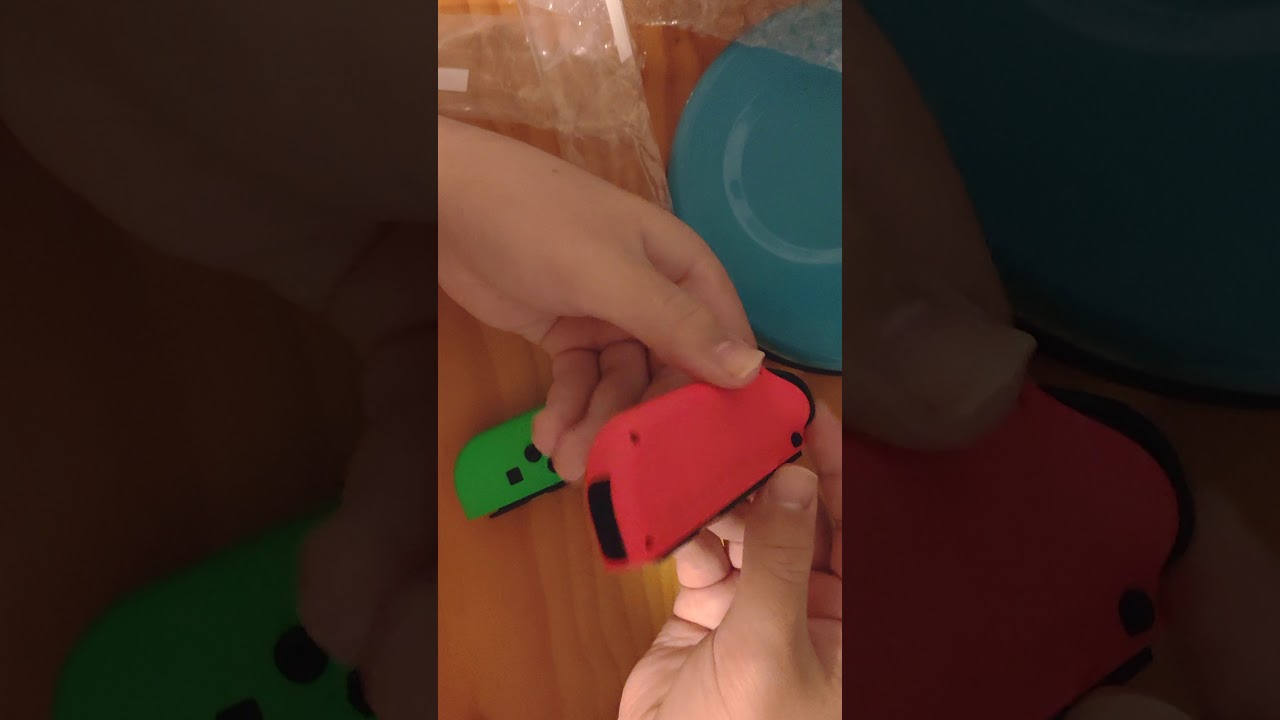umboxing de mando de Nintendo joy-con de color verde y rojo