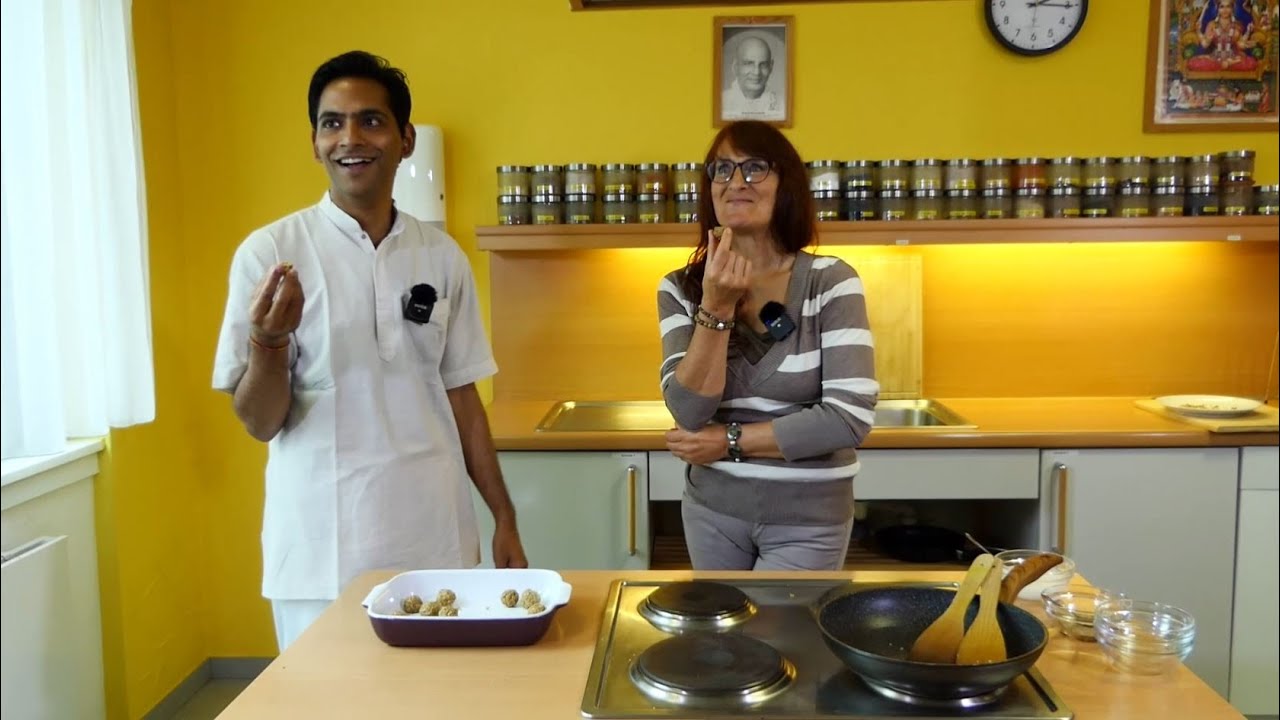 Ayurvedisch Kochen - Sesam Laddhus zubereiten mit Julia Lang und Dr. Devendra - Vortrag 29.04.20