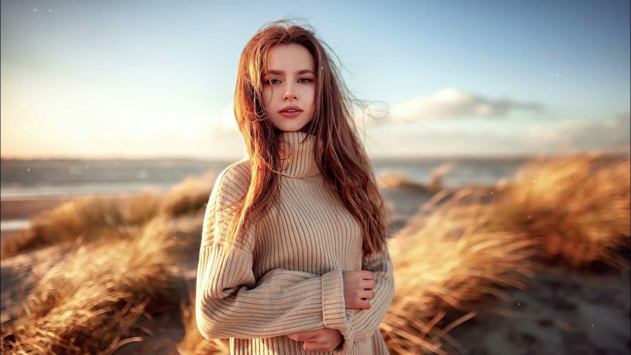 красивая девушка со скрипкой. для женщины важно красиво выглядеть. девушка в наушниках на фоне. выгляжу красиво песня. Dmitry arhar модель кристина.