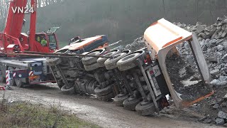 09.12.2020 - VN24 - Dump truck overturned on construction site - salvage with crane