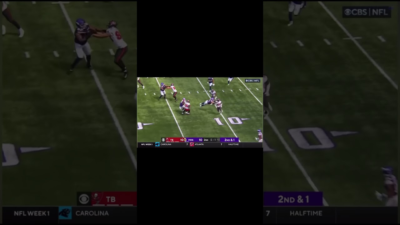 Justin Jefferson lays a huge hit on Marcus izien 