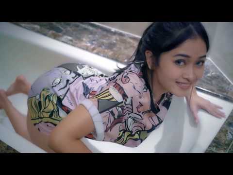 Cewe cantik mulus main di kamar mandi