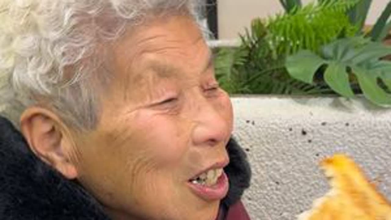 今天带奶奶去南京玩玩，顺便帮她烫个头发#带奶奶 #靖江刘教练 #时髦奶奶 @抖音小助手