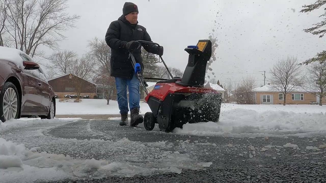 Toro Power Clear 821 QZE: Высокая эффективность при работе в условиях сильного мокрого снега.