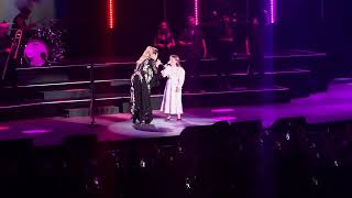 Kelly Clarkson \& Daughter River Rose Sing Heartbeat Song Together