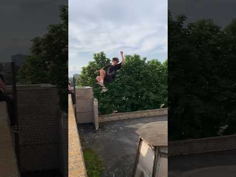Видео: Прыжок с крыши на крышу на 360