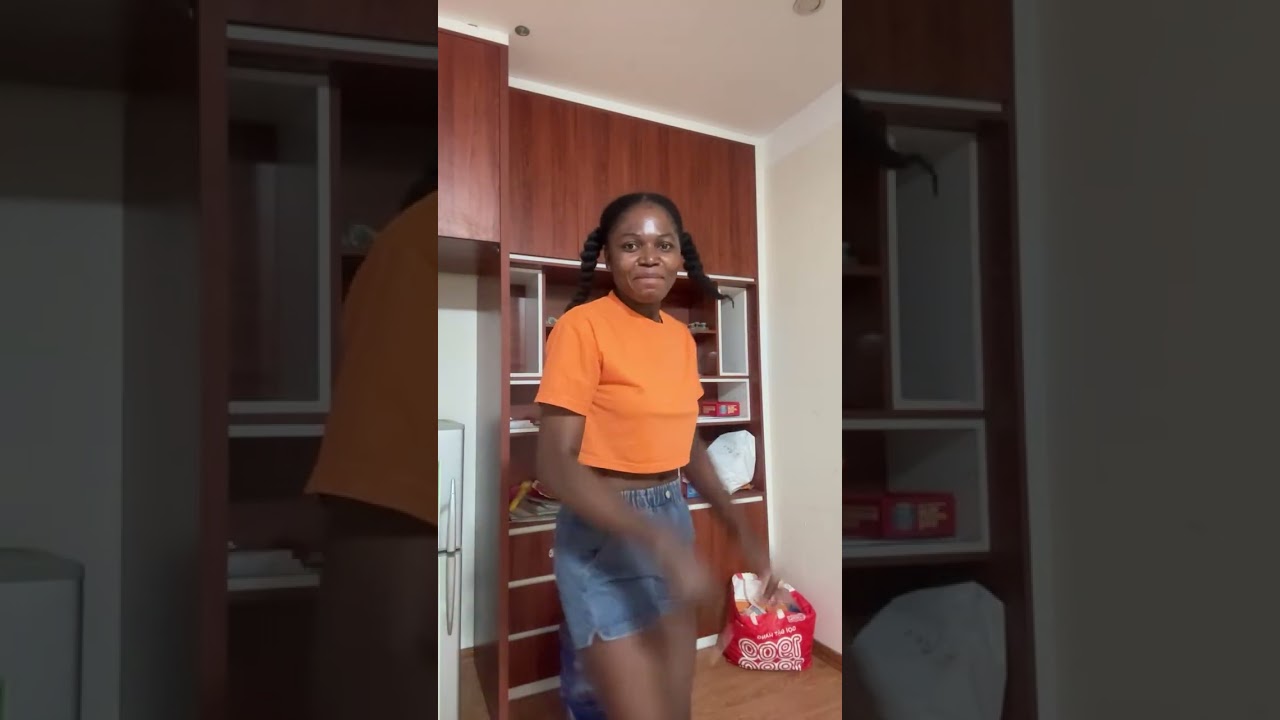 Черная девушка во Вьетнаме | Забавно, как люди постоянно приходят на прямую трансляцию, чтобы обз...