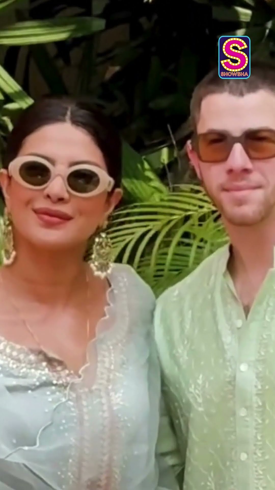 Priyanka Chopra \u0026 Nick Jonas Grace Paps With A Glimpse Of Their Love And They Pose In Complete Desi