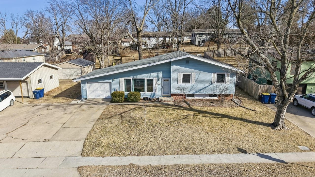 1104 Hazel St, Pella, IA