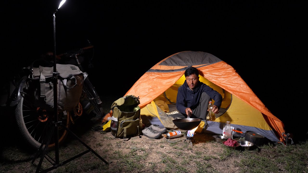 騎行新疆，走小路來到天山深處，晚上山頂搭帳篷做爆炒牛肉吃