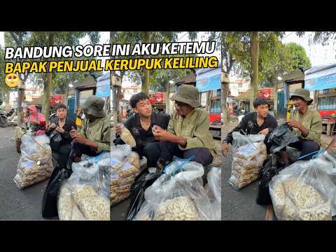 I ran into a wandering cracker seller in Bandung this afternoon 🥺