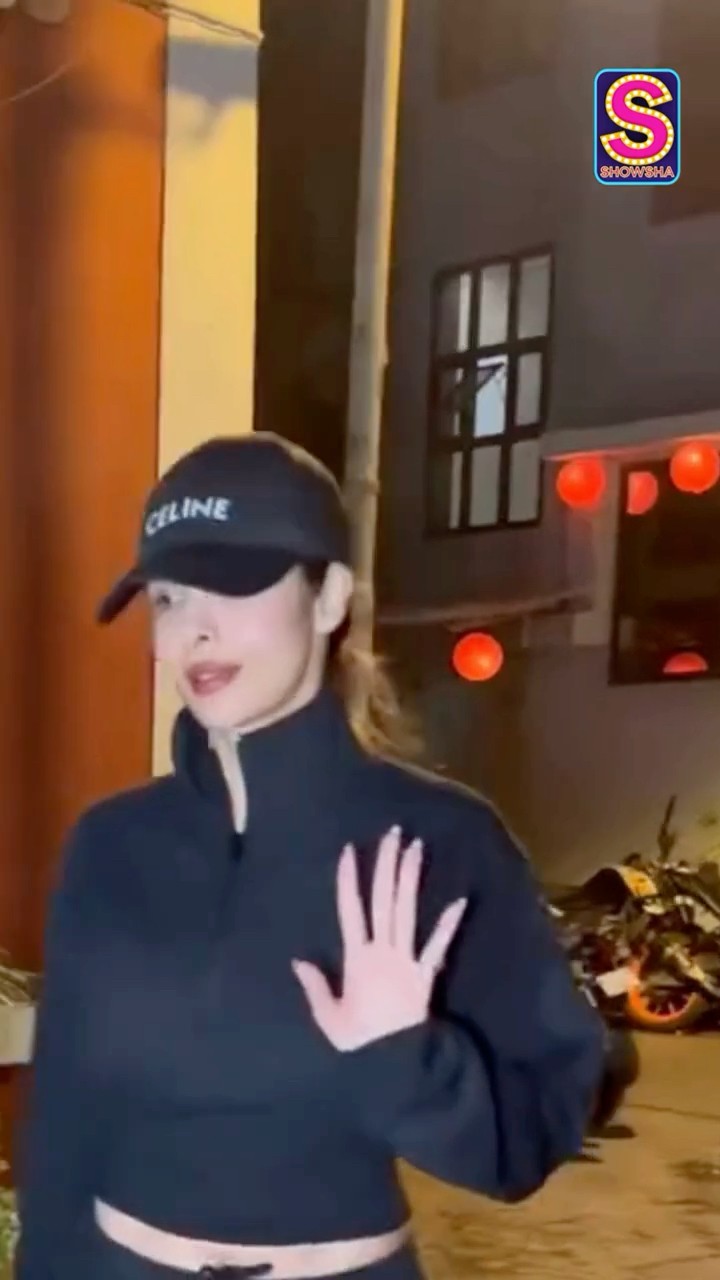 #MalaikaArora arrived in comfy all black look at her restaurant