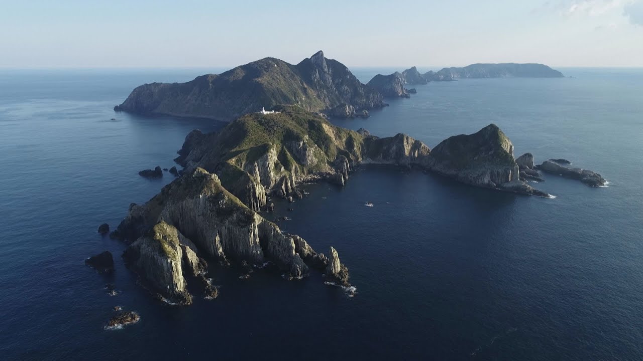 海上に2つの巌岩，男島、女島中央、左右，下部に流れる波の表現 海上