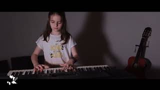 Azra Malkoç - Senden Daha Güzel (Piano Solo) Resimi