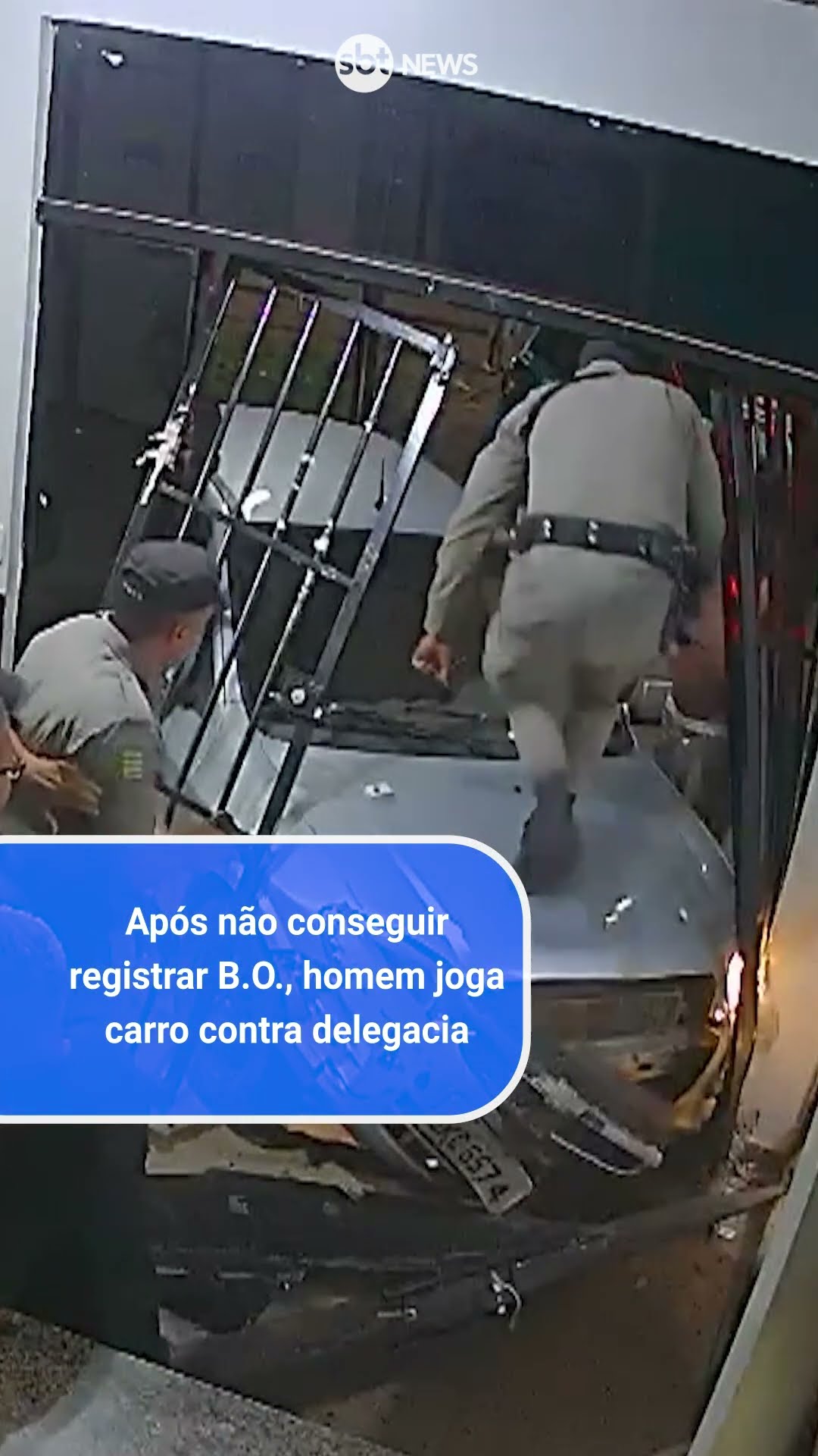 Após não conseguir registrar B.O., homem joga carro contra delegacia