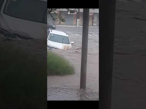 Moradores ficam "ilhados" e carro parcialmente submerso após forte chuva