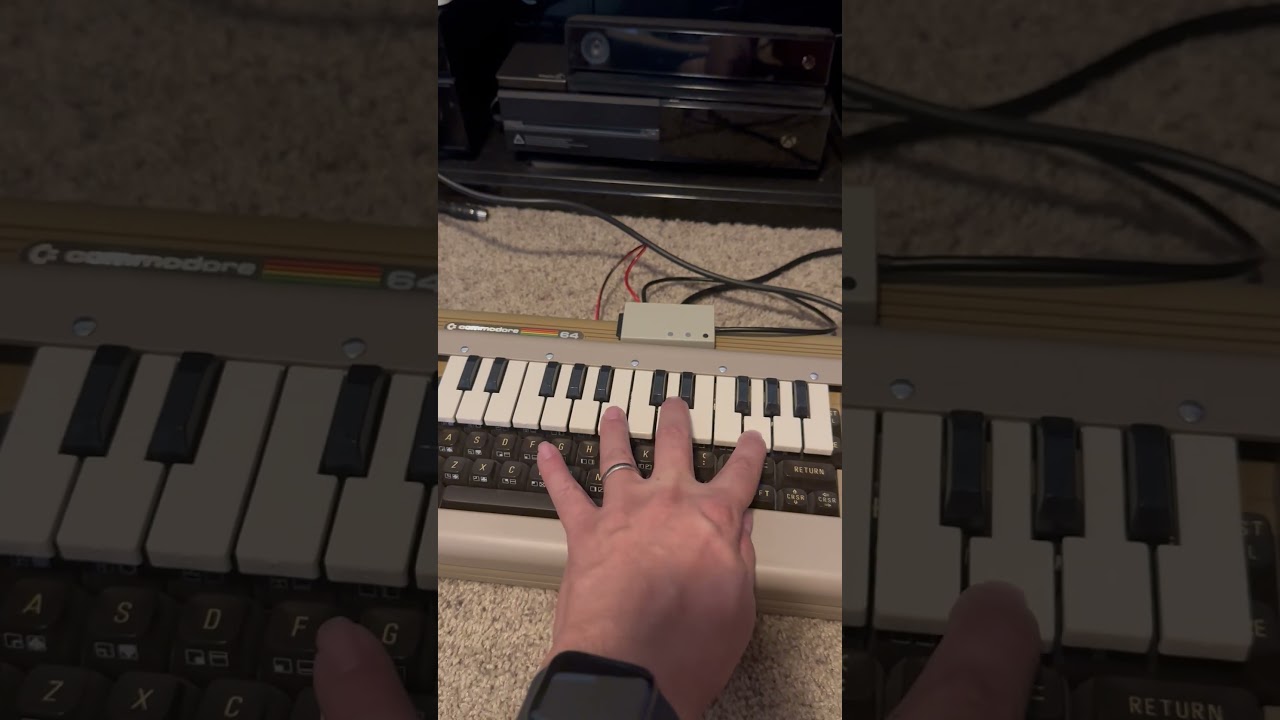 Музыкальная клавиатура Commodore 64