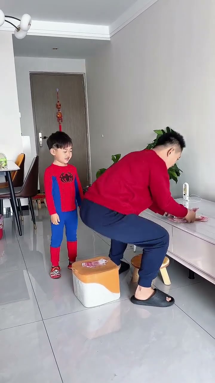 爸爸偷藏私房钱，这次懵圈了吧！#呆萌小米宝#萌娃#熊孩子