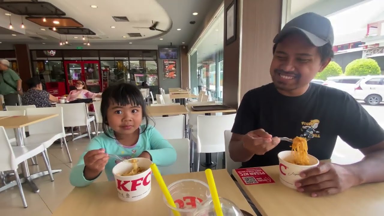 KHAYRA DITRAKTIR AYAH JAJAN DI KFC BUARAN PLAZA 🎉MENU BARU KFC NOODLE MIE & ES ALPUKAT & ICE CREAM