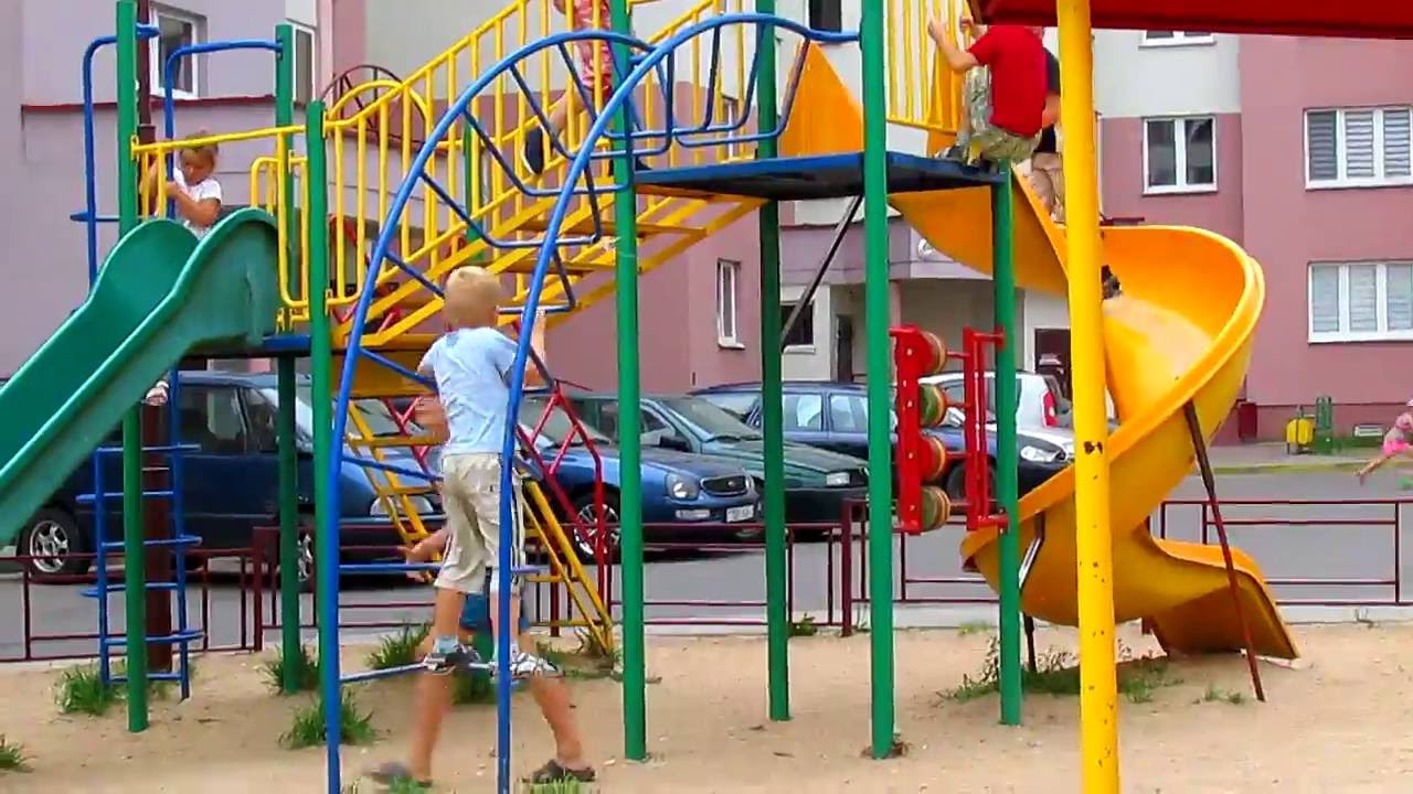 Детские площадки можно ли гулять. Детская площадка с детьми и родителями. Лидзава где гулять с ребёнком детская площадка. Children's Playground in the form of a Sea ship.