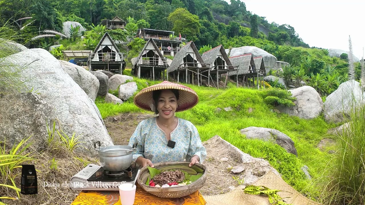 Masak lemak cendawan sisir atau cendawan kukur, berlatar belakang Rock Village Kg kura Sik Kedah 