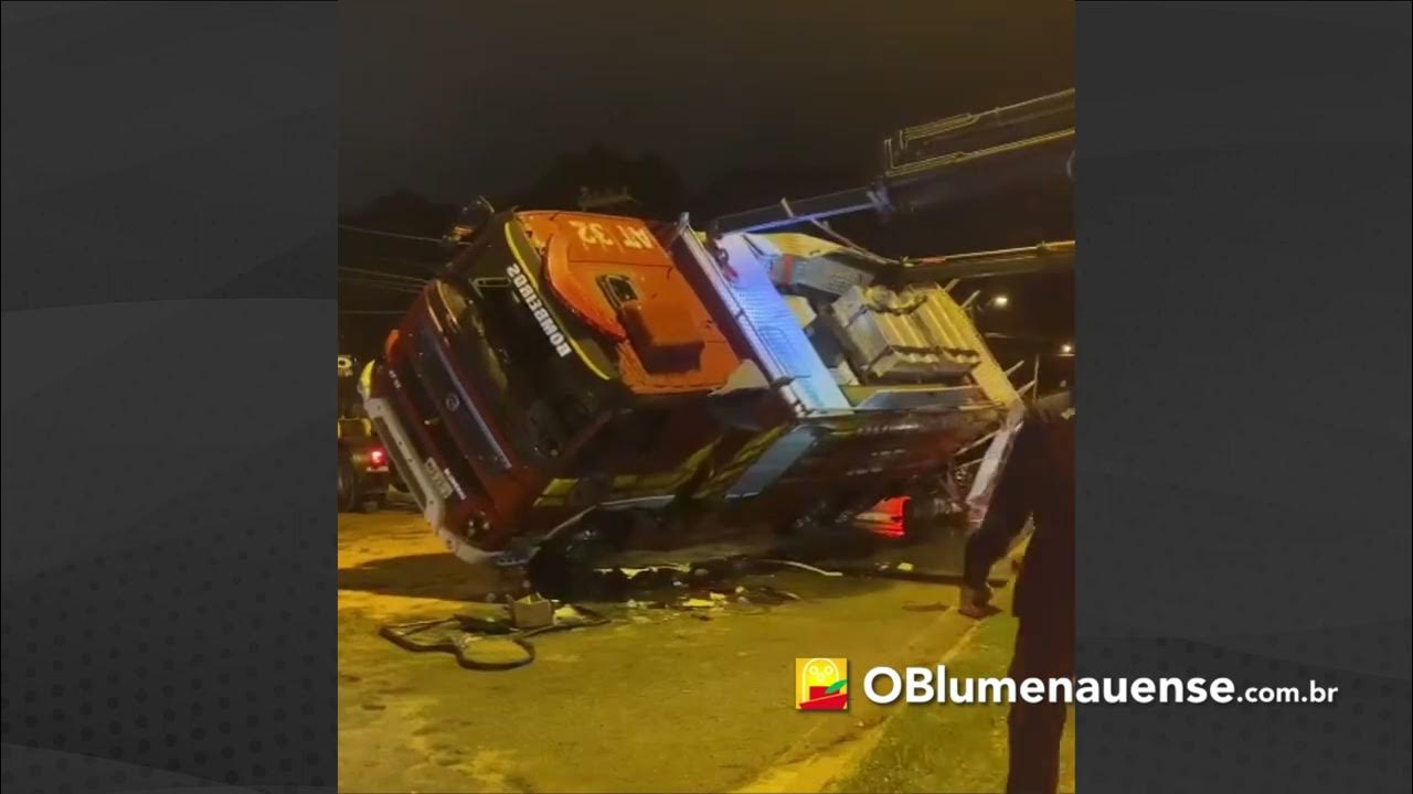 Ops, quebrou a escada do caminhão de bombeiro de brinquedo