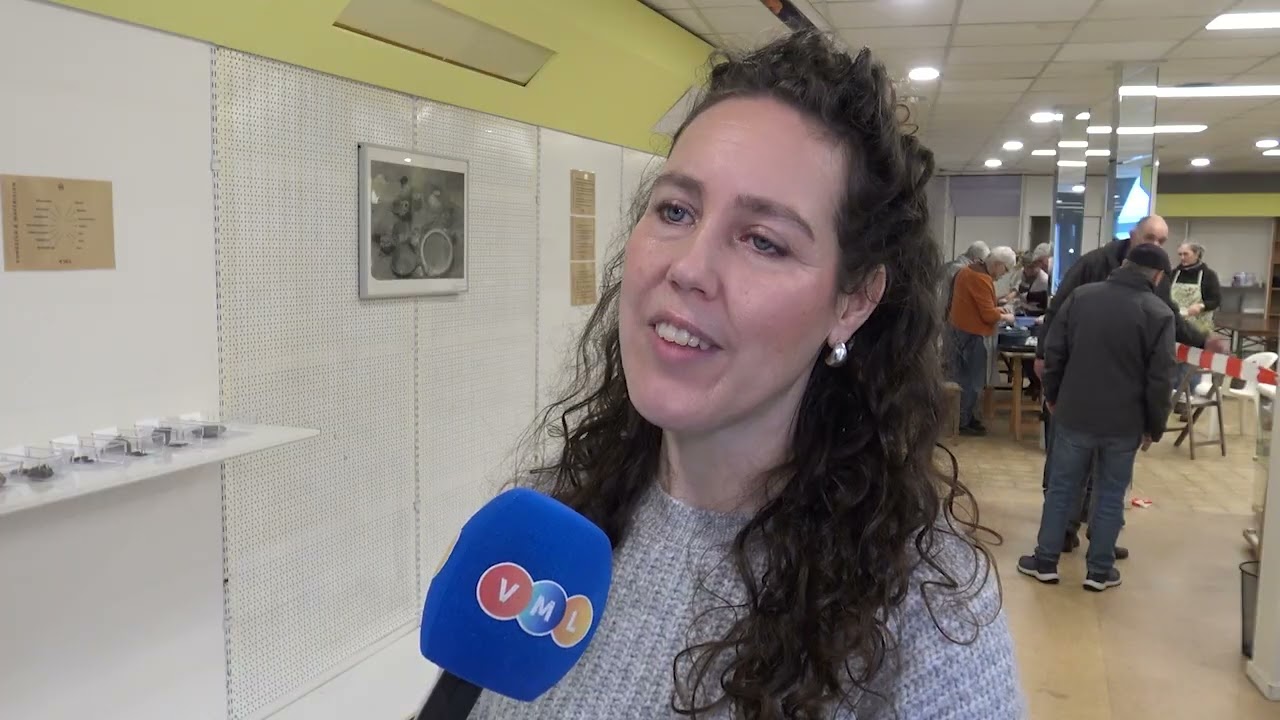 ML5 VML  vrijwilligers in Heel maken Romeinse vondsen schoon