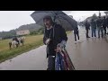 Ref:CtGjXprUiOc 23 avril 2022 le vendeur de parapluie pendant l'abrivado  domessargues