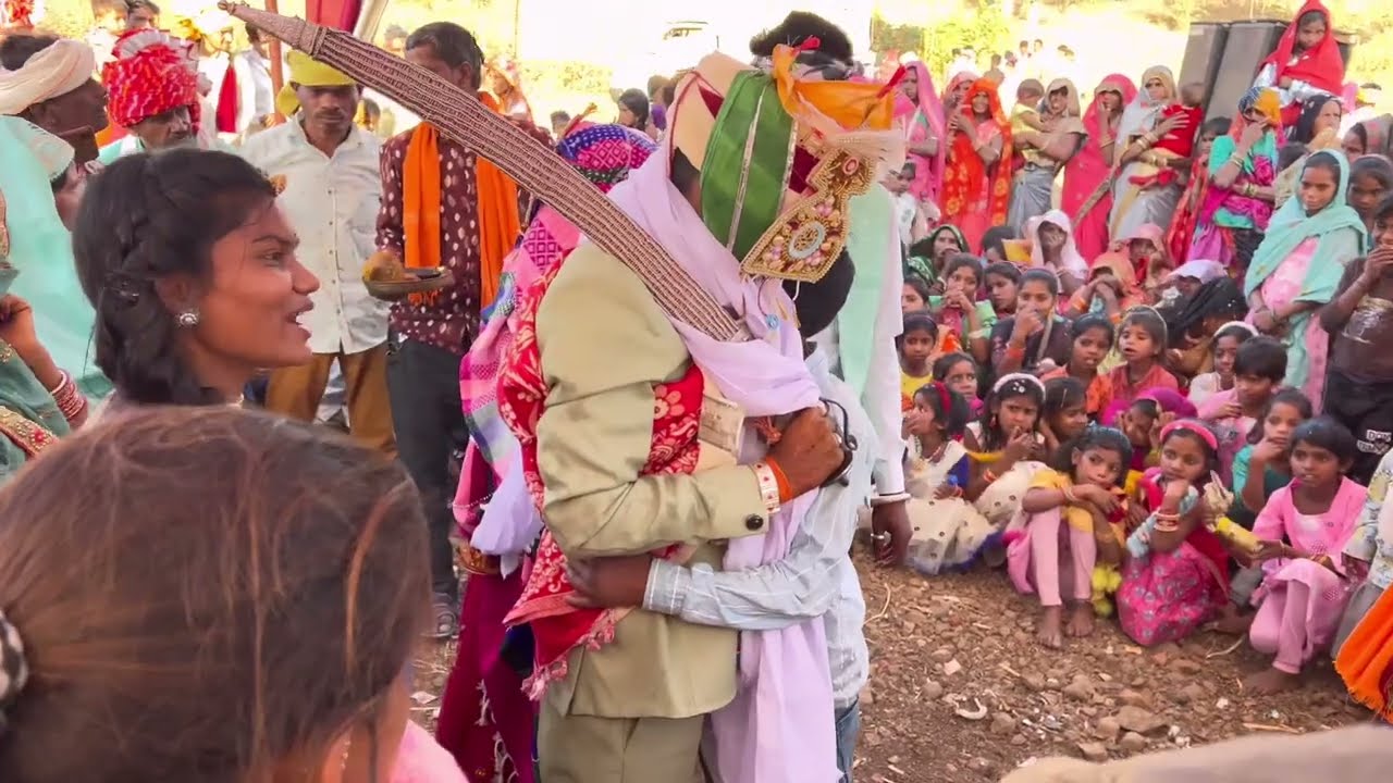 लाडी के रोते हुए फेरे हुए फेरे केसे करते है आदिवासी लोग adivasi fere