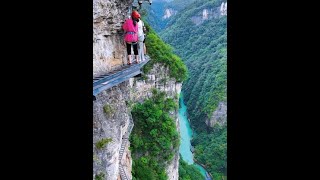 With heart set on green mountains, why fear distance? I only seek summit, not dangers.