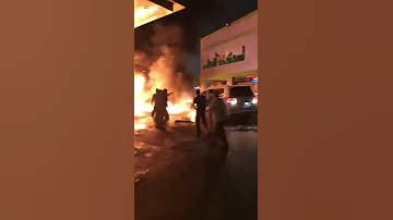 شجاعه شاب يدفع سياره احترقت في محطه بنزين 
