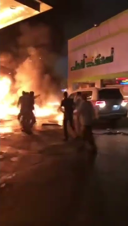 شجاعه شاب يدفع سياره احترقت في محطه بنزين