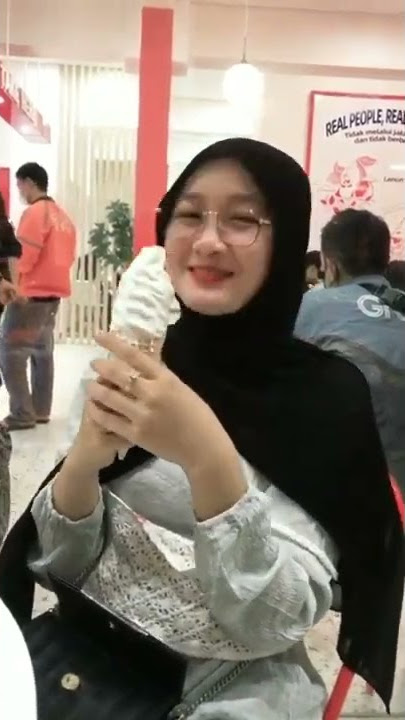 ketika wanita makan es krim