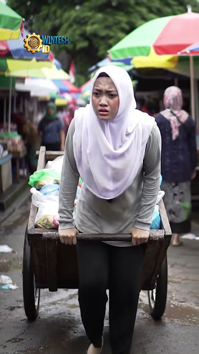Viral! Cewek Berhijab Ini Tarik Gerobak Sampah, Semua Mata Tertuju Padanya!