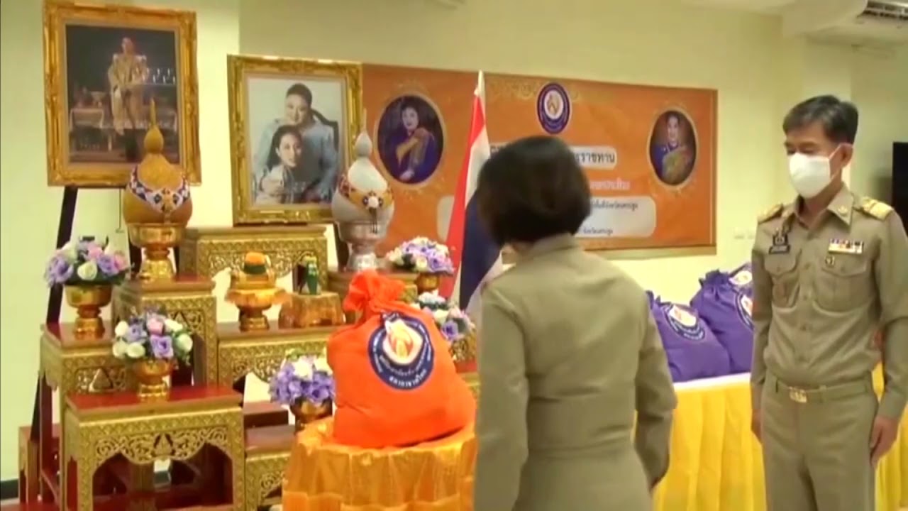 มูลนิธิอาสาเพื่อนพึ่ง (ภาฯ) ยามยาก สภากาชาดไทย เชิญถุงยังชีพพระราชทานไปมอบให้กับผู้ประสบอุทกภัย