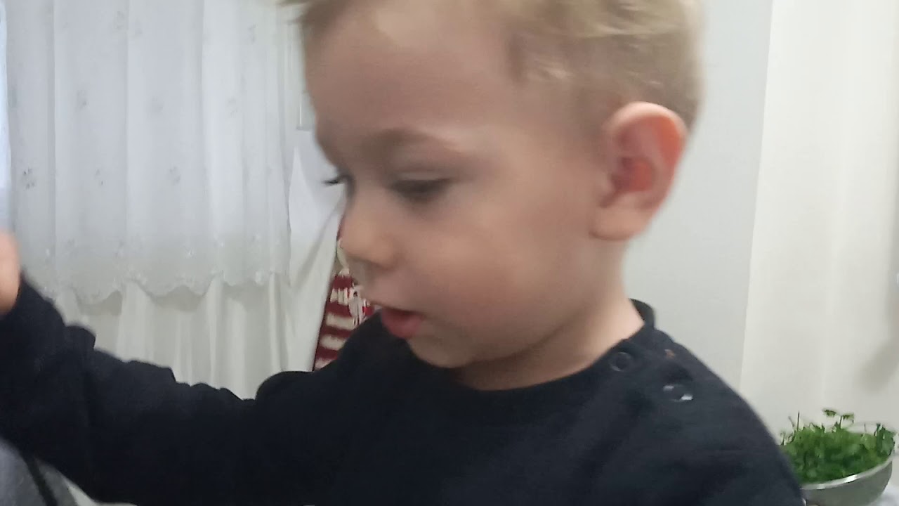 Muhammed Emir Oyuncak Arabalarını Köpük Köpük Yıkıyor Eğlenceli Bebek