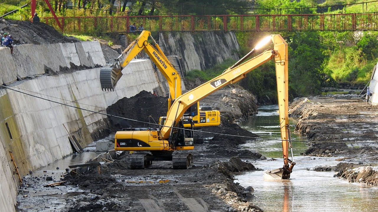 Long Arm Cat 320DL and Komatsu PC210 digging river to make it deeper ...