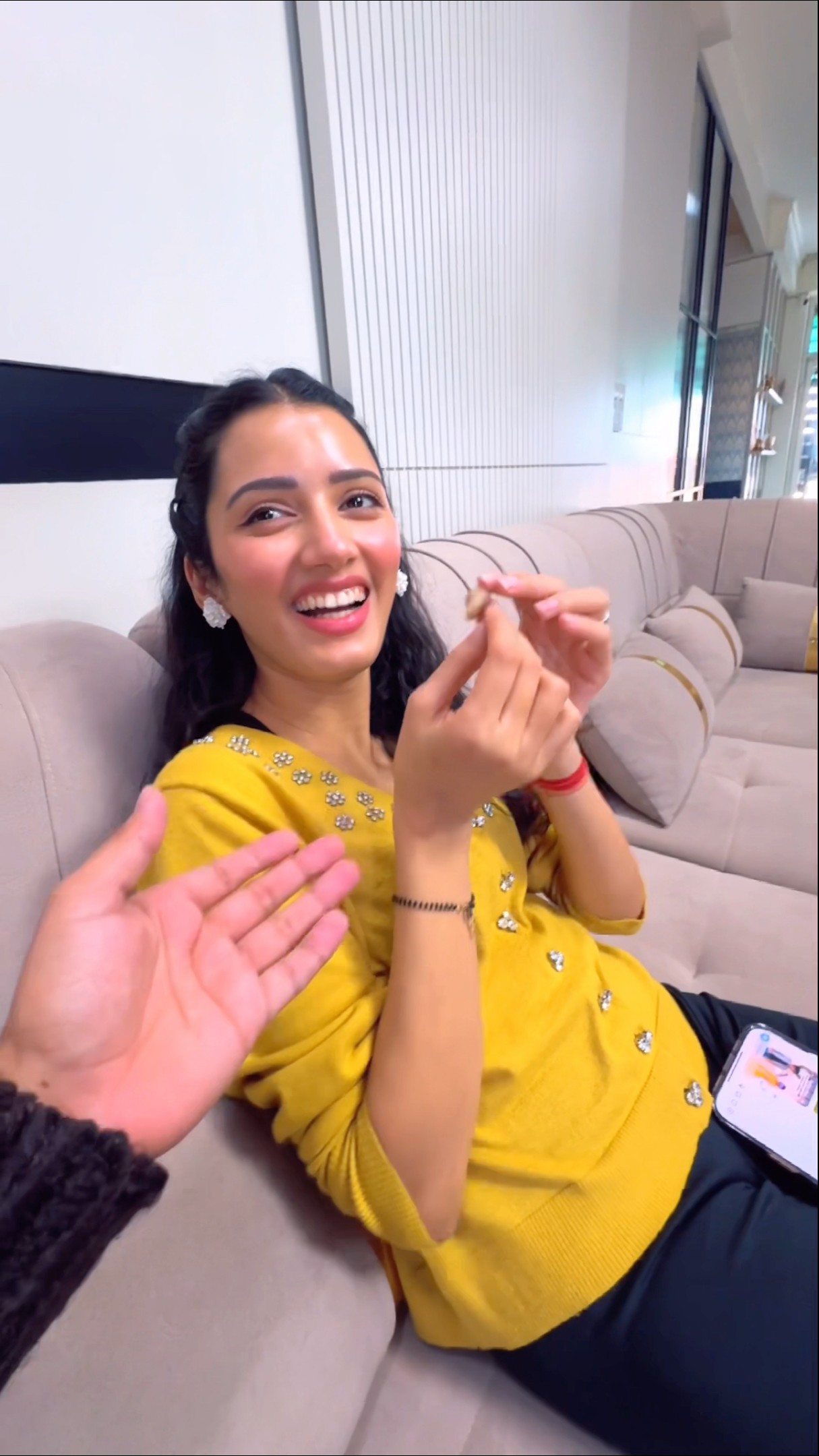 Neetu Ko Gift Kiye Naye Airpods ? #neetubisht #trending #comedy #funny