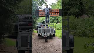 Montieren Des Schildes Für Den Kindergarten -