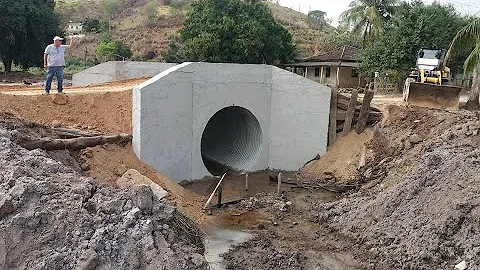 Qual a palavra correta bueiro ou boeiro?