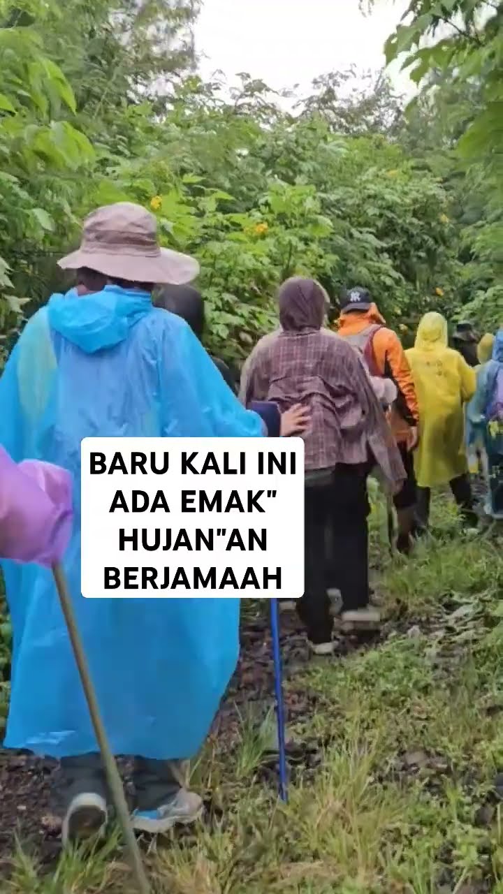 Jalan Kaki Diguyur Hujan