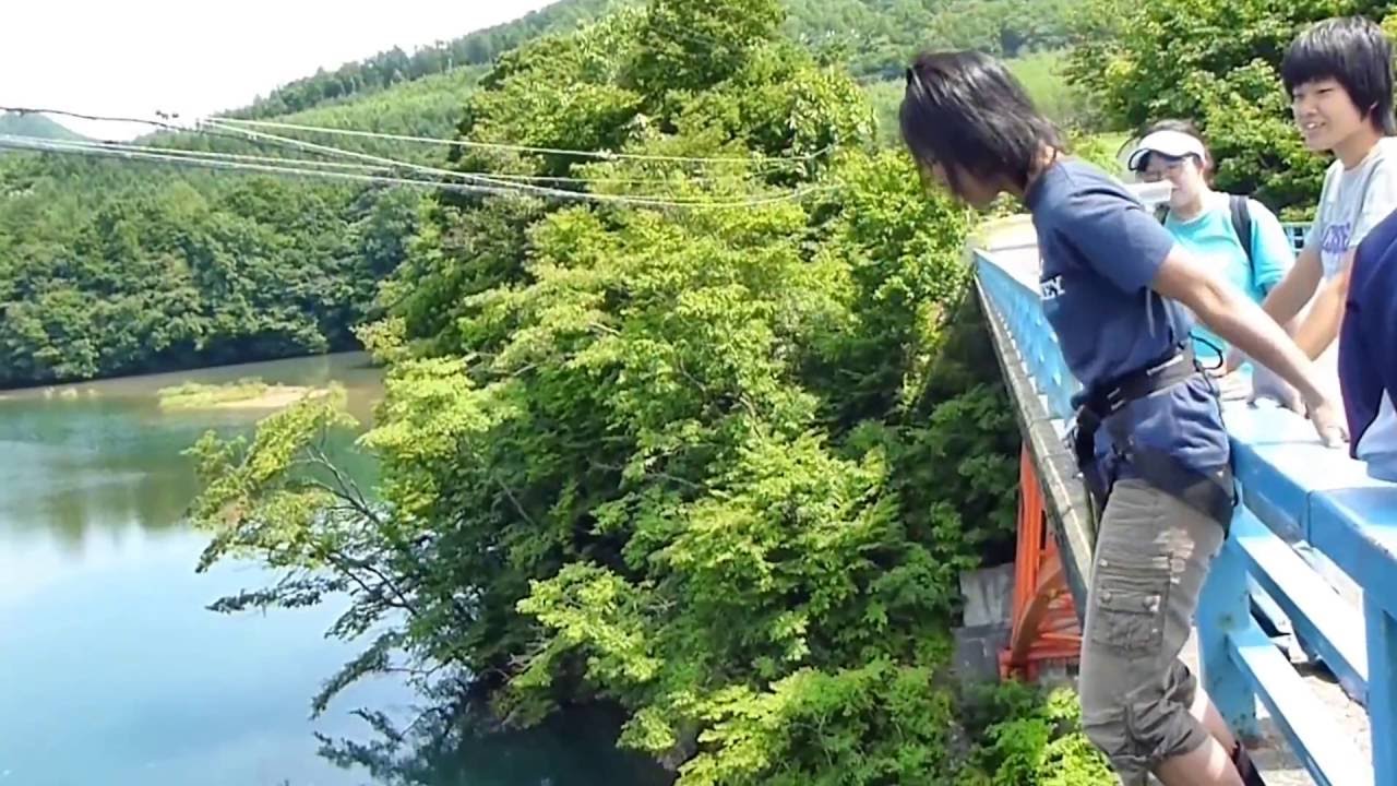 橋の上から命綱一本で飛ぶスリル ブリッジスウィング Youtube