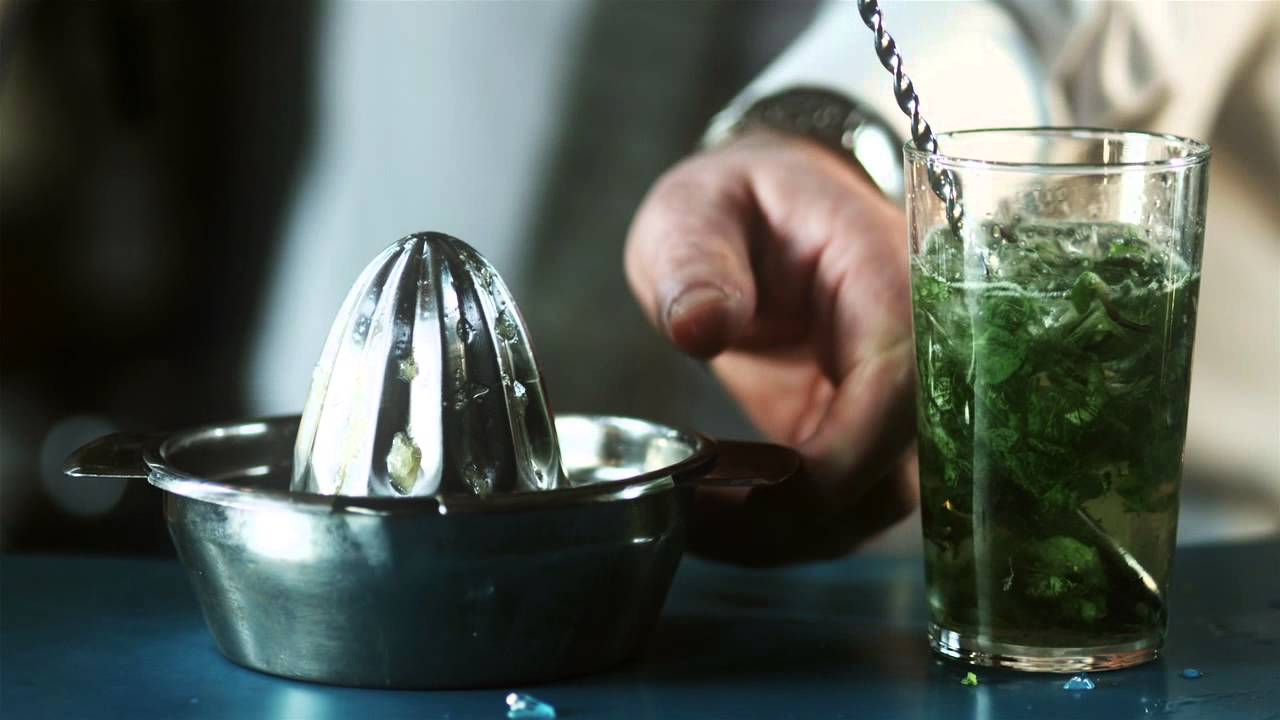 Jan Vardøen lager Mojito