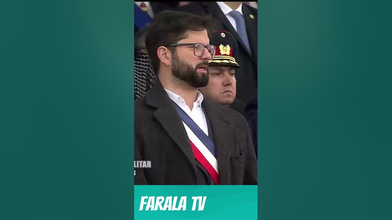 Presidente Boric CANTA "LOS VIEJOS ESTANDARTES" en Parada Militar 2023
